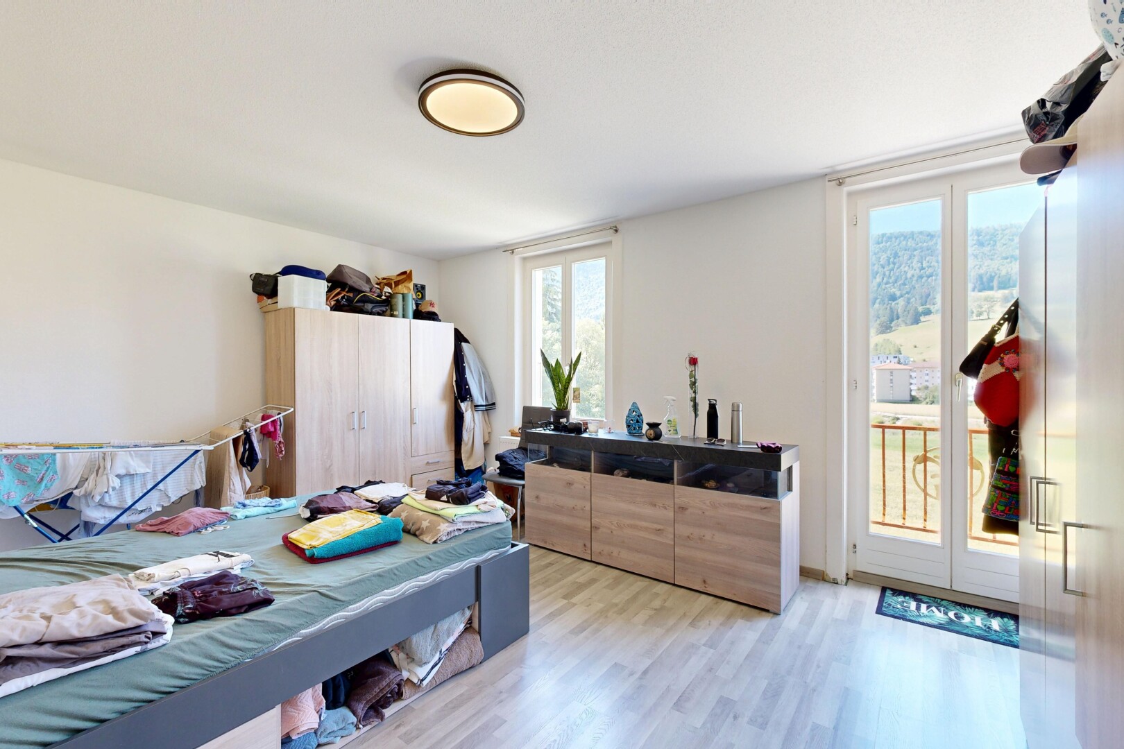 chambre avec lumière naturelle, natural light, sol en finition bois, wood finish floor, et cloison sèche