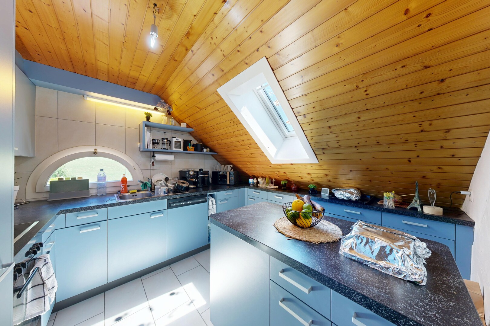 cuisine avec plans de travail, dark countertops, puits de lumière, étagères ouvertes, et open shelves