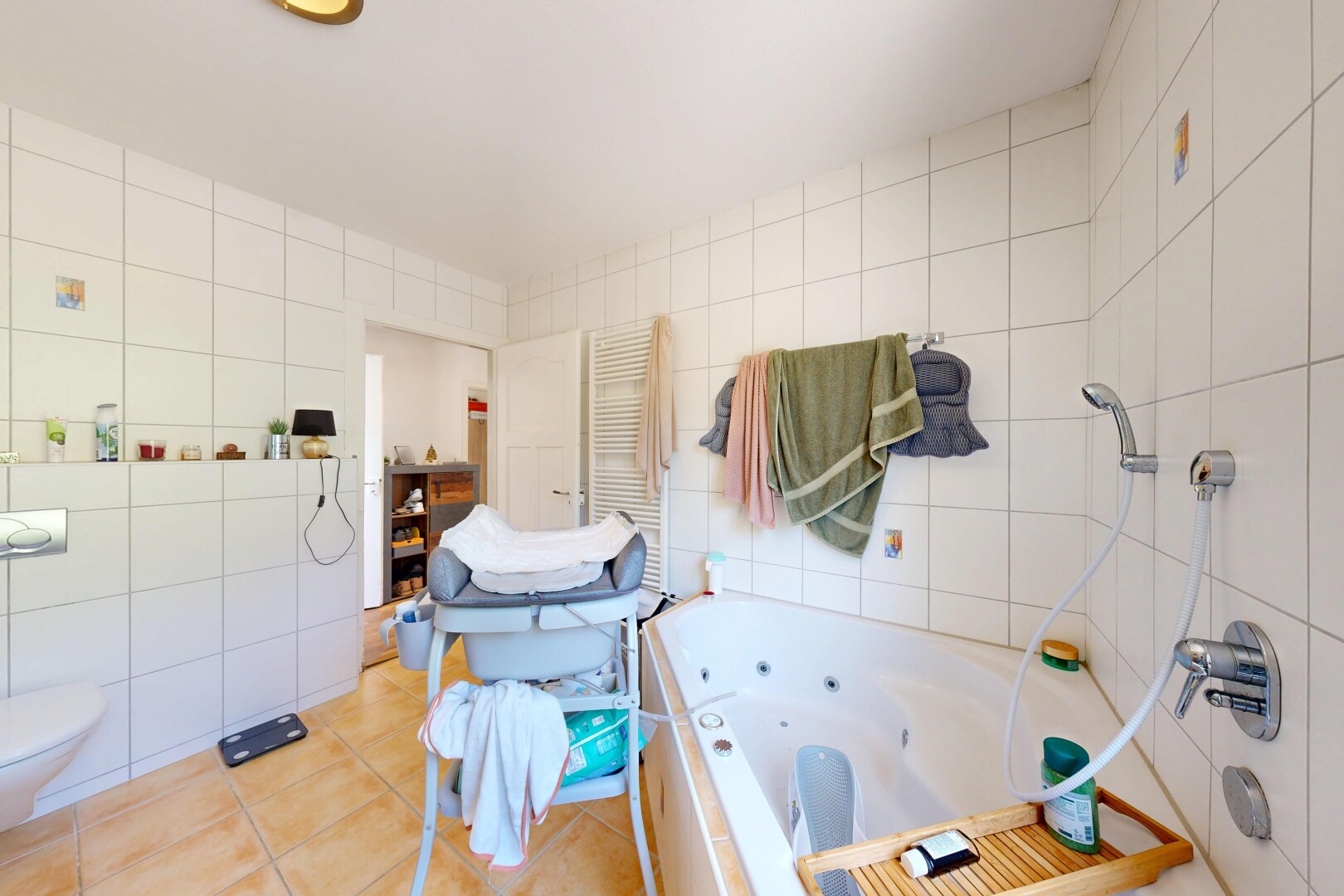 salle de bains avec bain, salle de bain complète, inside property, mur en carrelage, et tile wall
