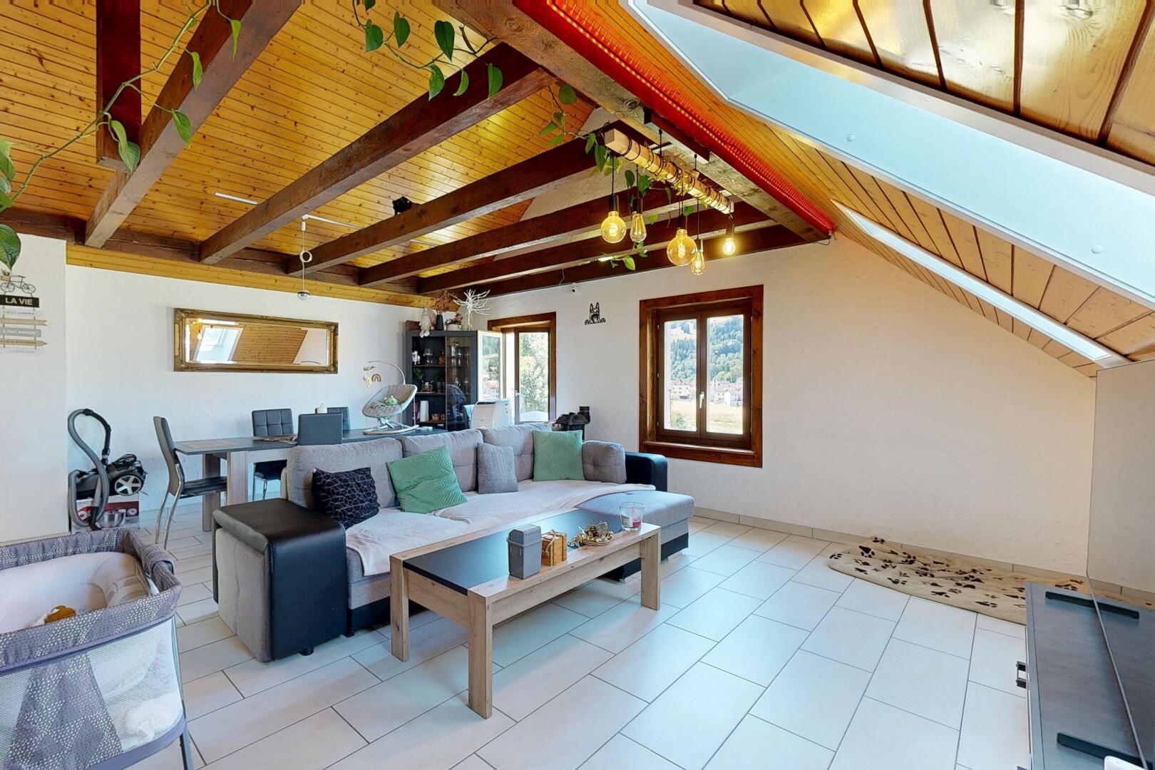 salon / salle à manger avec plafond en bois, wood ceiling, cloison sèche, drywall, et inside property
