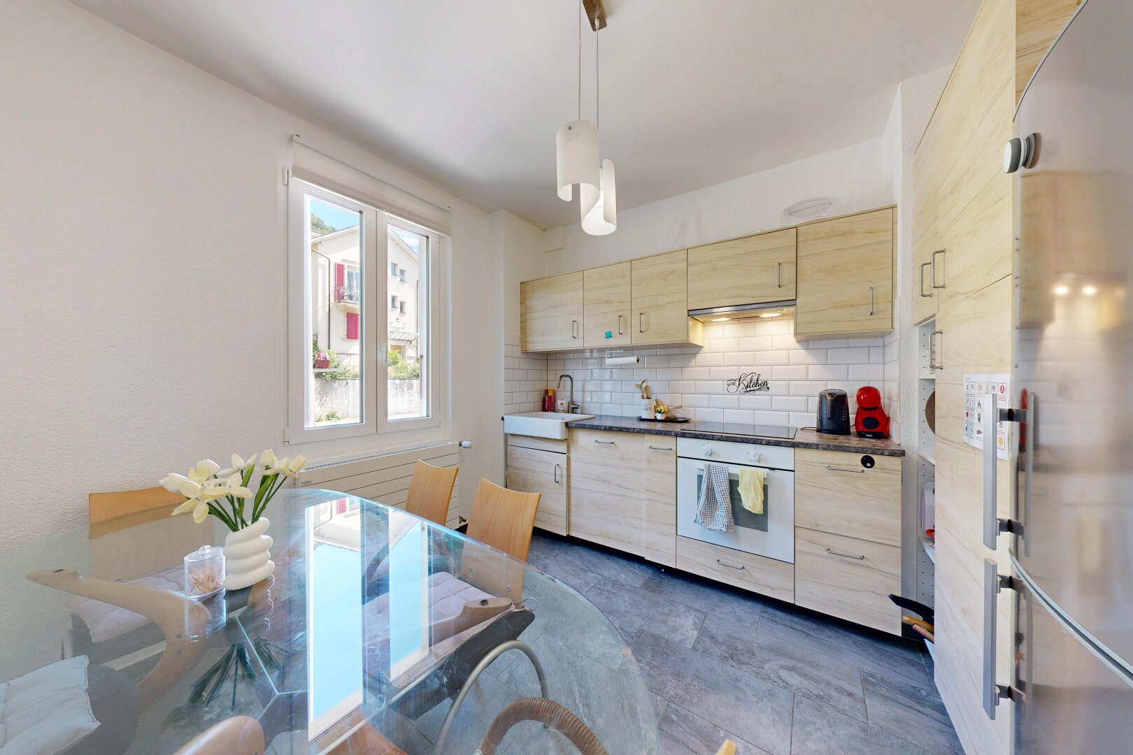 cuisine avec light brown cabinets, armoires marron clair, réfrigérateur, dosseret, et backsplash