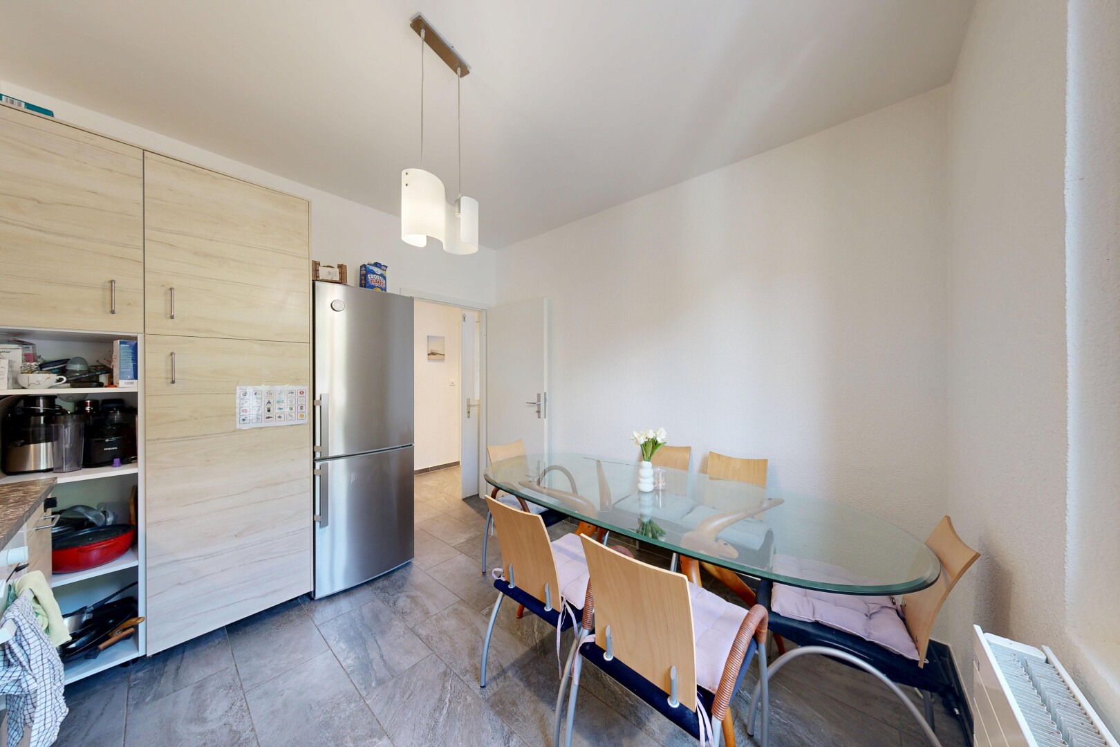 salle à manger avec inside property, cloison sèche, drywall, et dark floor