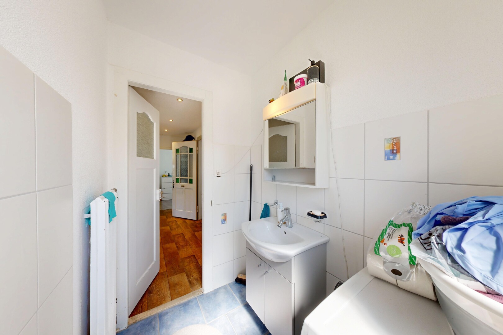 salle de bains avec miroir, inside property, lavabo (ou coiffeuse selon le contexte), sol en carrelage, et tile floor