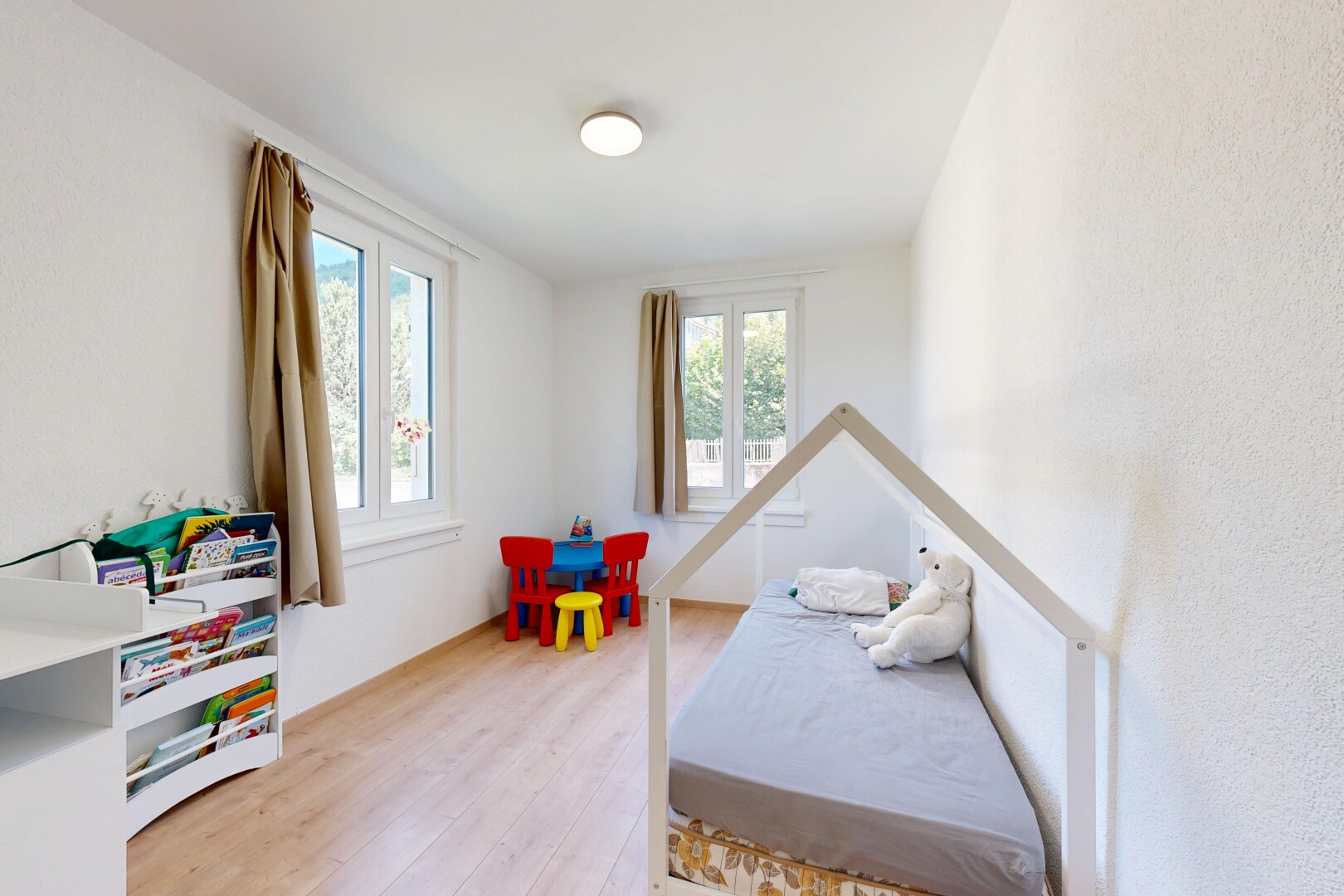 chambre avec sol en finition bois, wood finish floor, inside property, lumière naturelle, et natural light