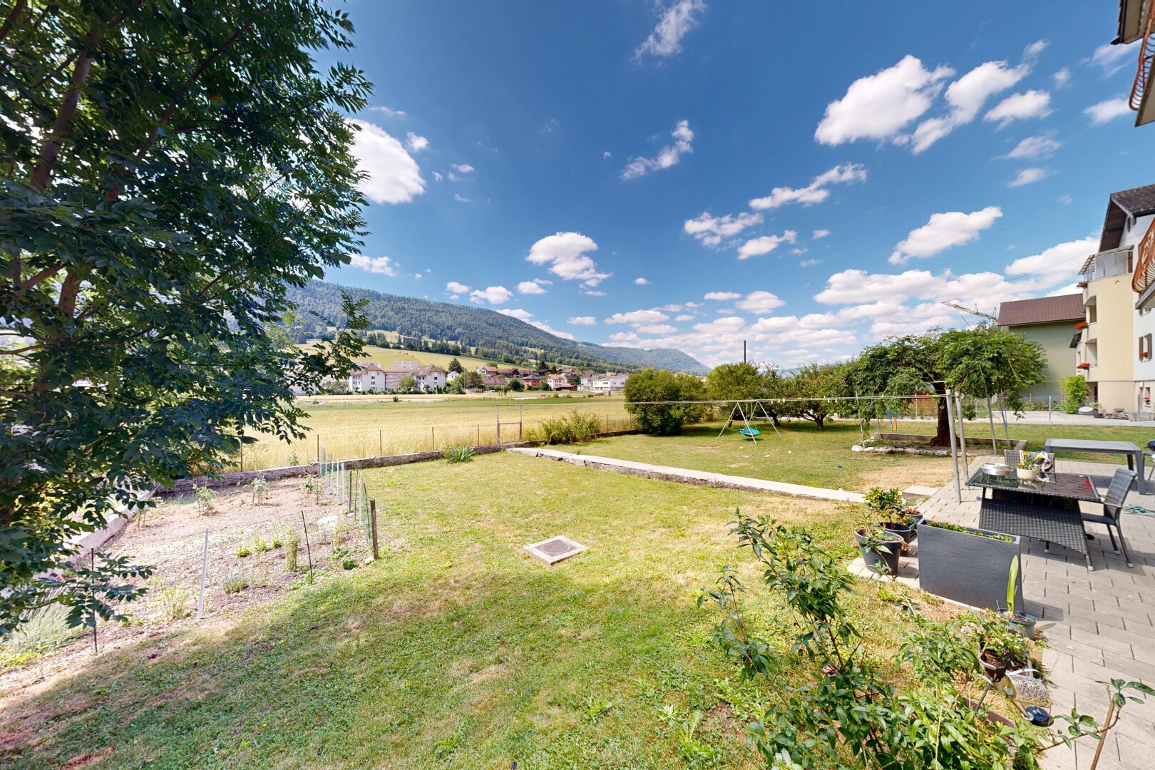 jardin avec aire de jeux, pelouse, day time, vue sur la montagne, et mountain view