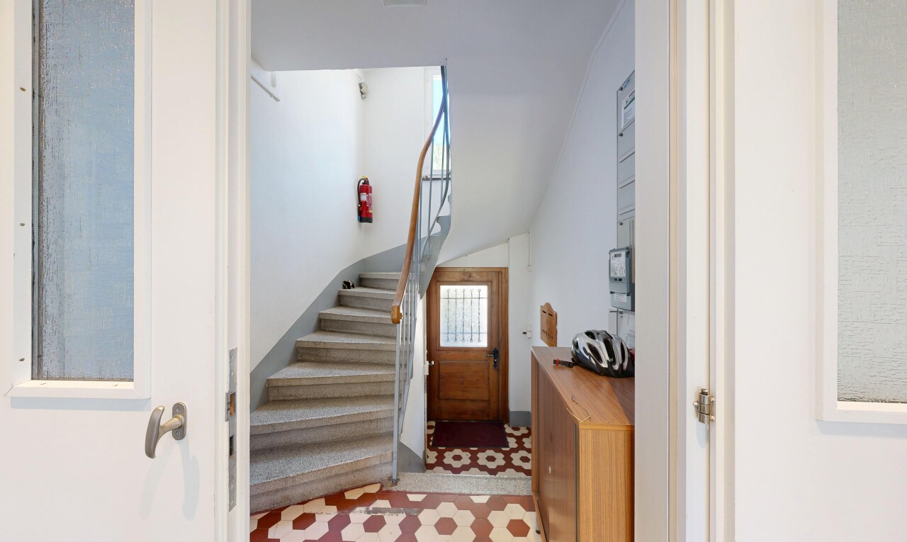 escaliers avec inside property, escaliers, cloison sèche, et drywall