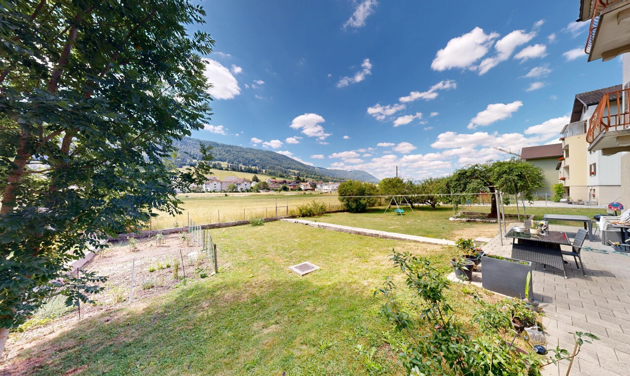 jardin avec aire de jeux, pelouse, day time, vue sur la montagne, et mountain view