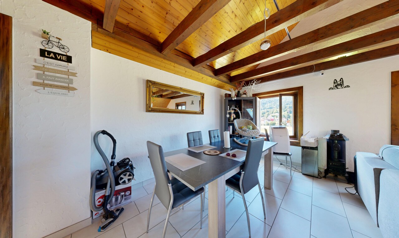 salle à manger avec inside property, lumière naturelle, natural light, plafond à poutres, et beamed ceiling