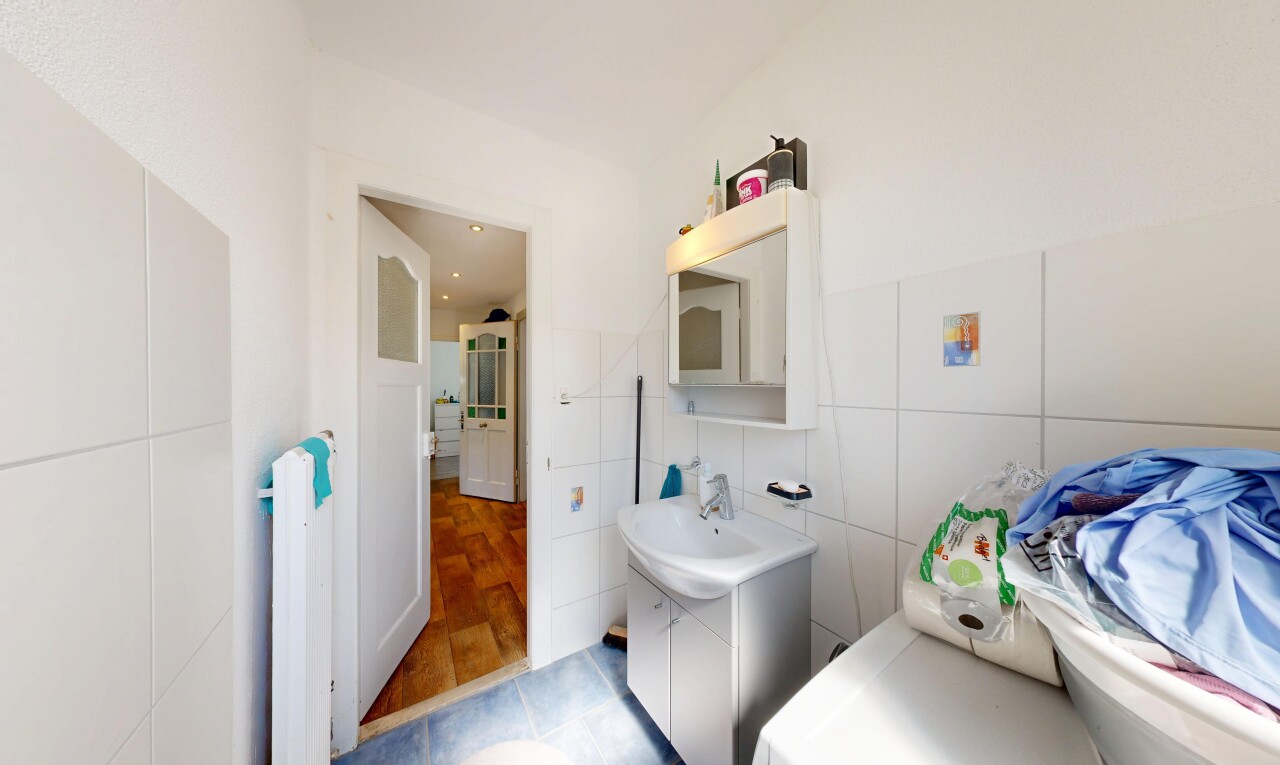 salle de bains avec miroir, inside property, lavabo (ou coiffeuse selon le contexte), sol en carrelage, et tile floor