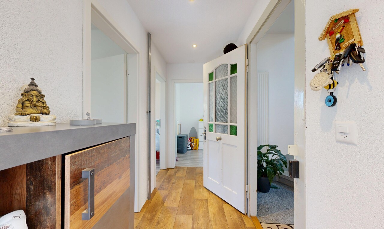 couloir avec sol en finition bois, wood finish floor, inside property, éclairage encastré, et recessed lighting