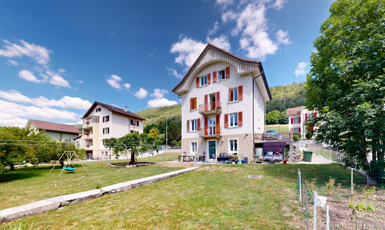 façade avec clôture, day time, terrasse, pelouse, et aire de jeux