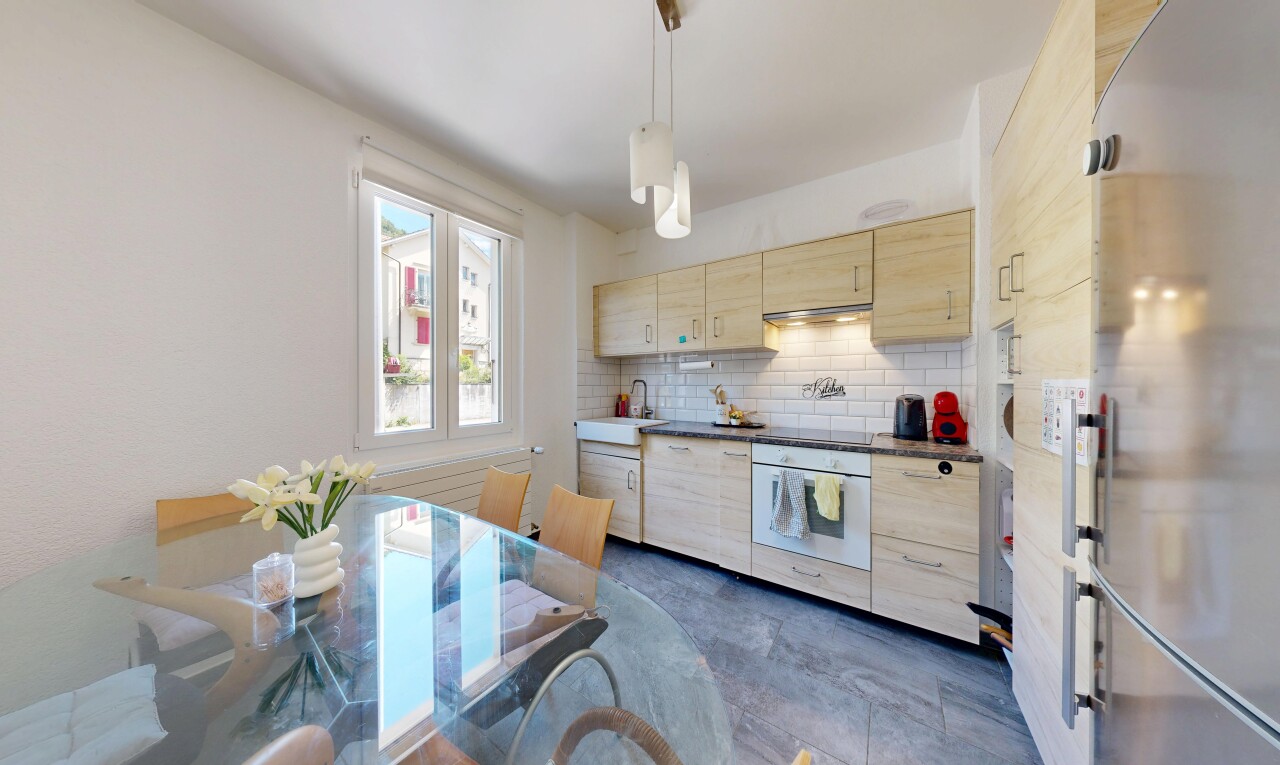 cuisine avec light brown cabinets, armoires marron clair, réfrigérateur, dosseret, et backsplash