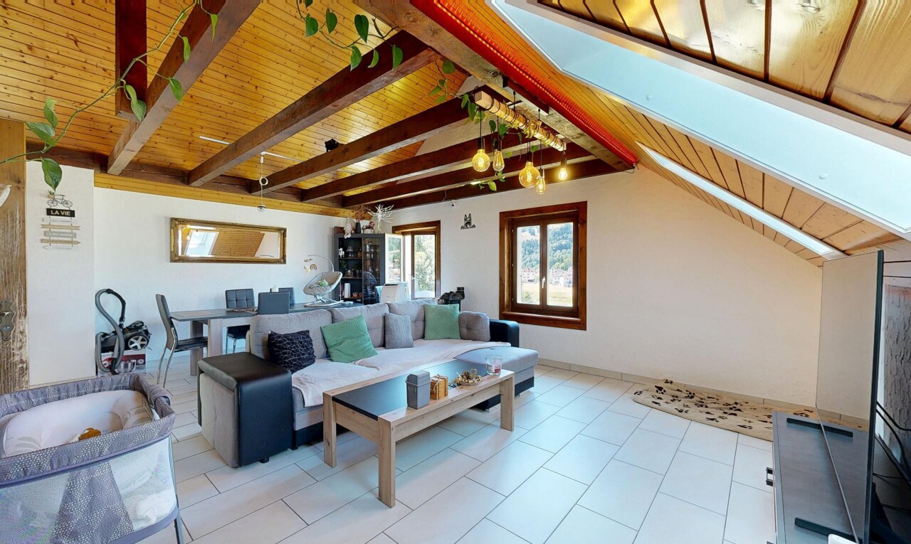 salon / salle à manger avec plafond en bois, wood ceiling, cloison sèche, drywall, et inside property