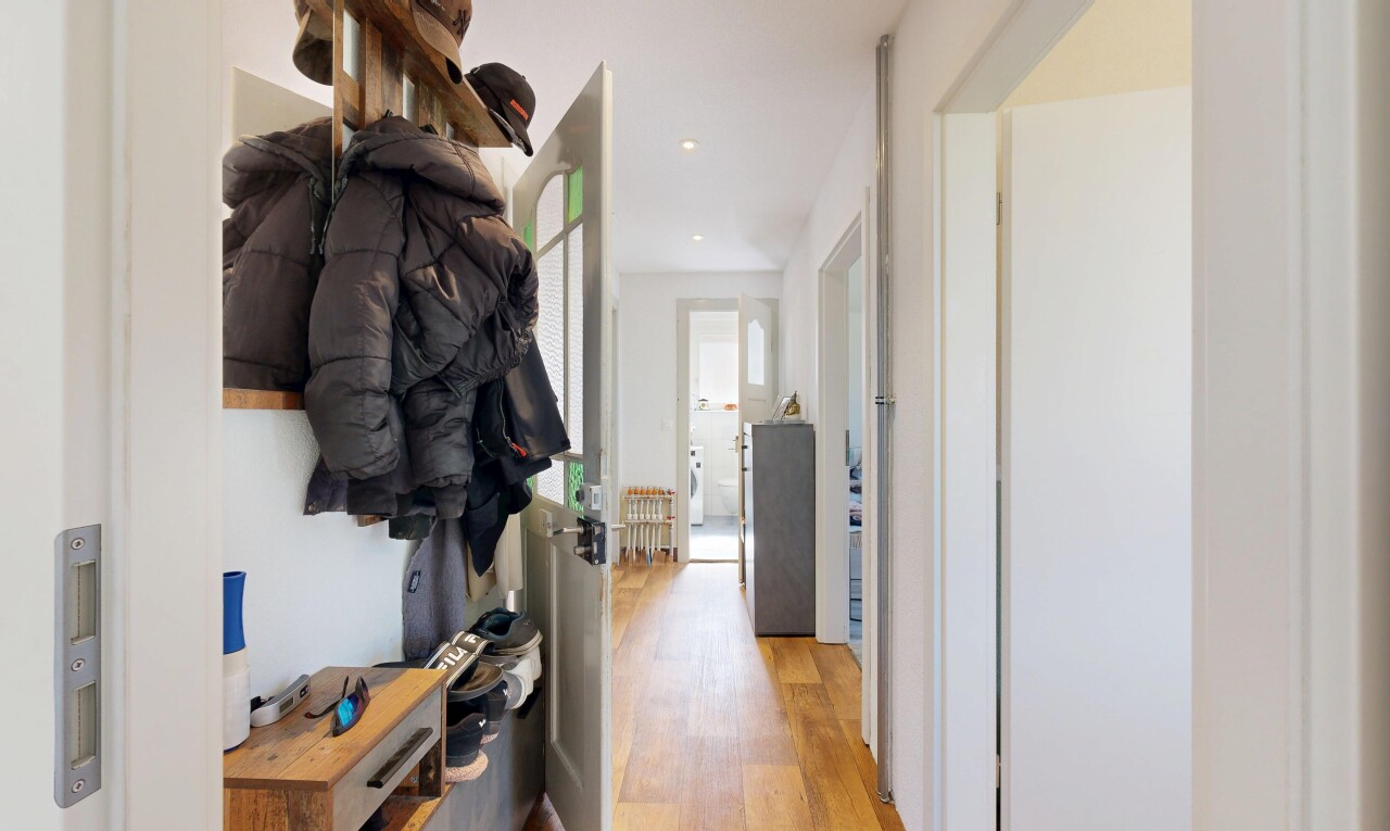 couloir avec sol en finition bois, wood finish floor, inside property, light floor, et lumière naturelle