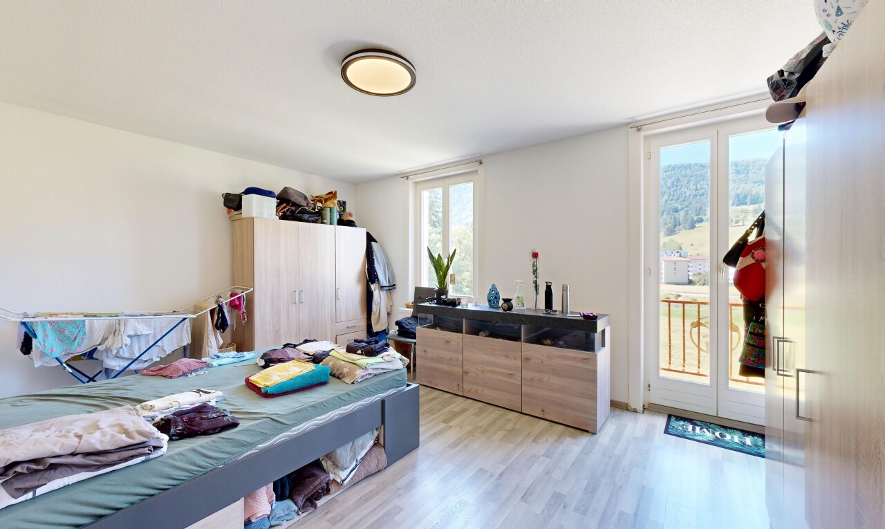 chambre avec lumière naturelle, natural light, sol en finition bois, wood finish floor, et cloison sèche