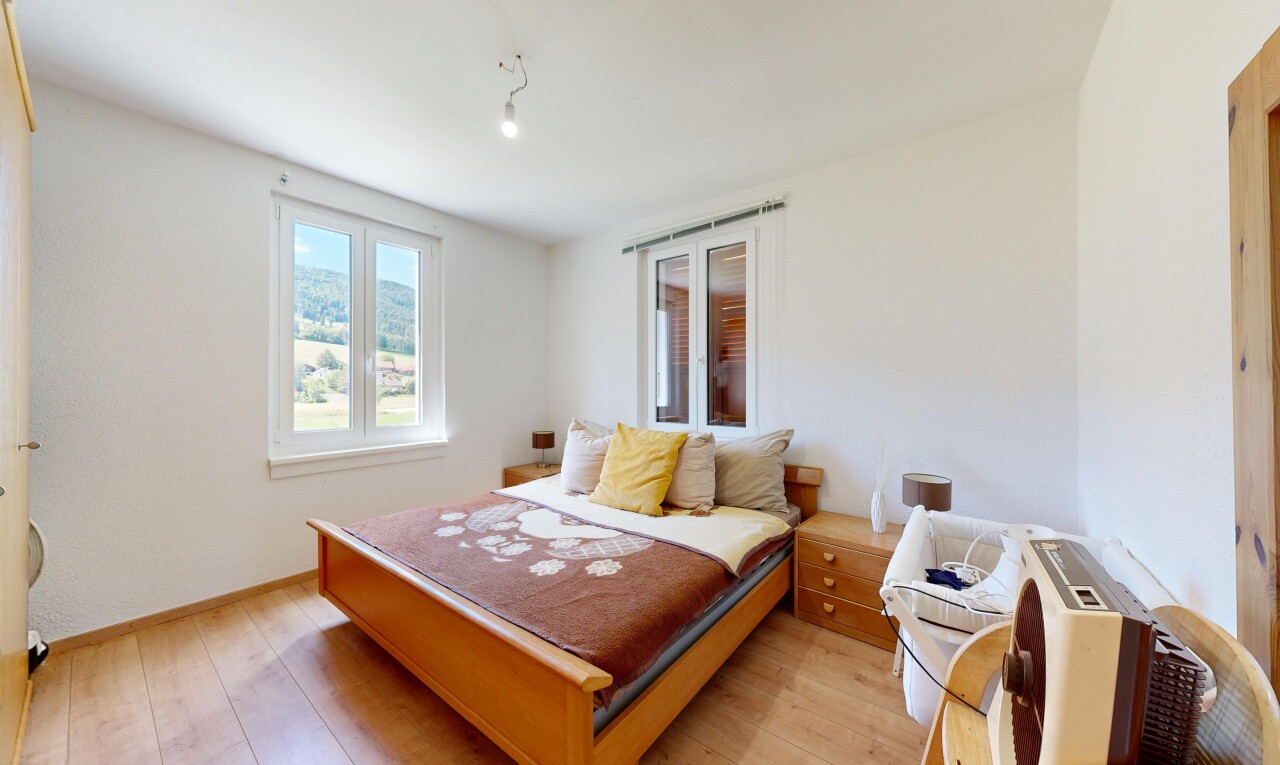chambre avec inside property, sol en finition bois, wood finish floor, cloison sèche, et drywall