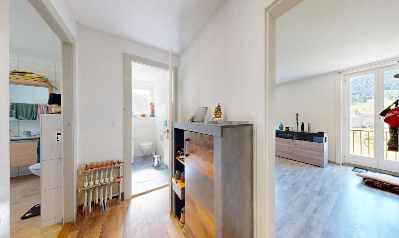 couloir avec sol en finition bois, wood finish floor, inside property, light floor, et cloison sèche