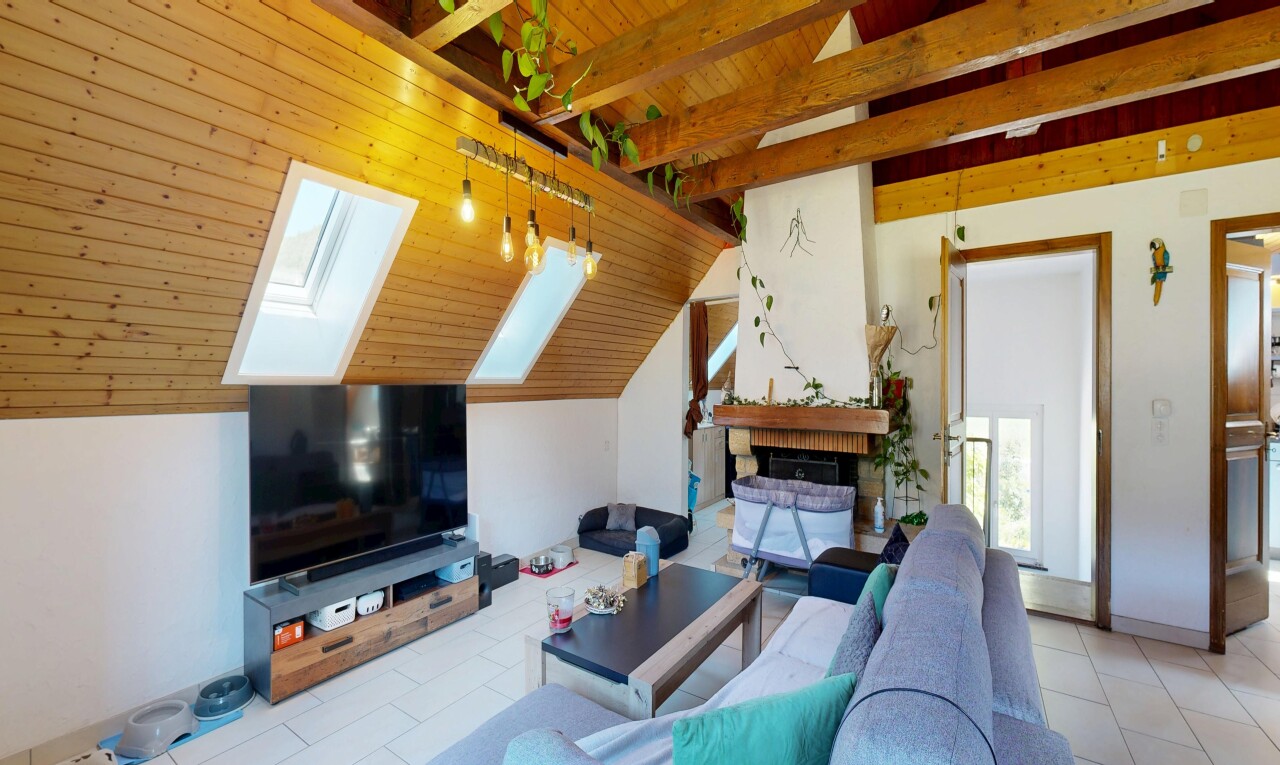 salon avec cheminée, plafond en bois, wood ceiling, plafond à poutres, et beamed ceiling