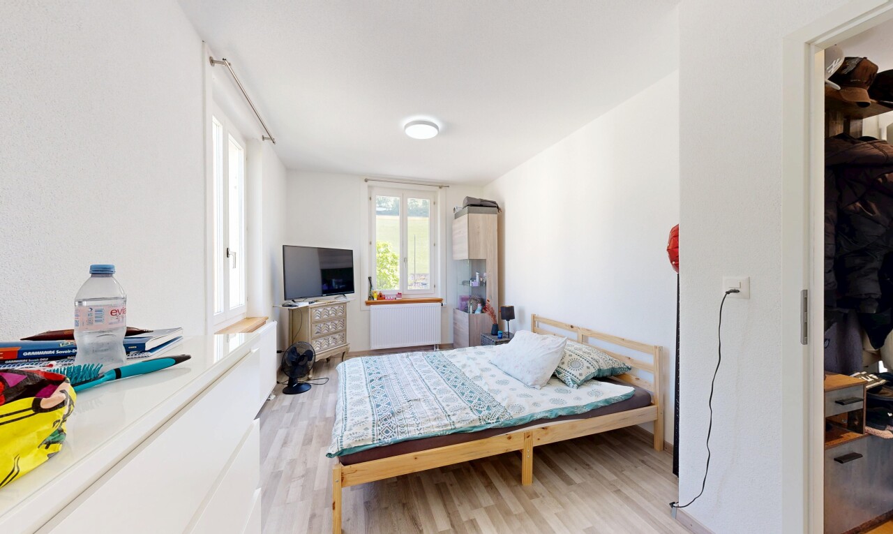 chambre avec cloison sèche, drywall, sol en finition bois, wood finish floor, et inside property