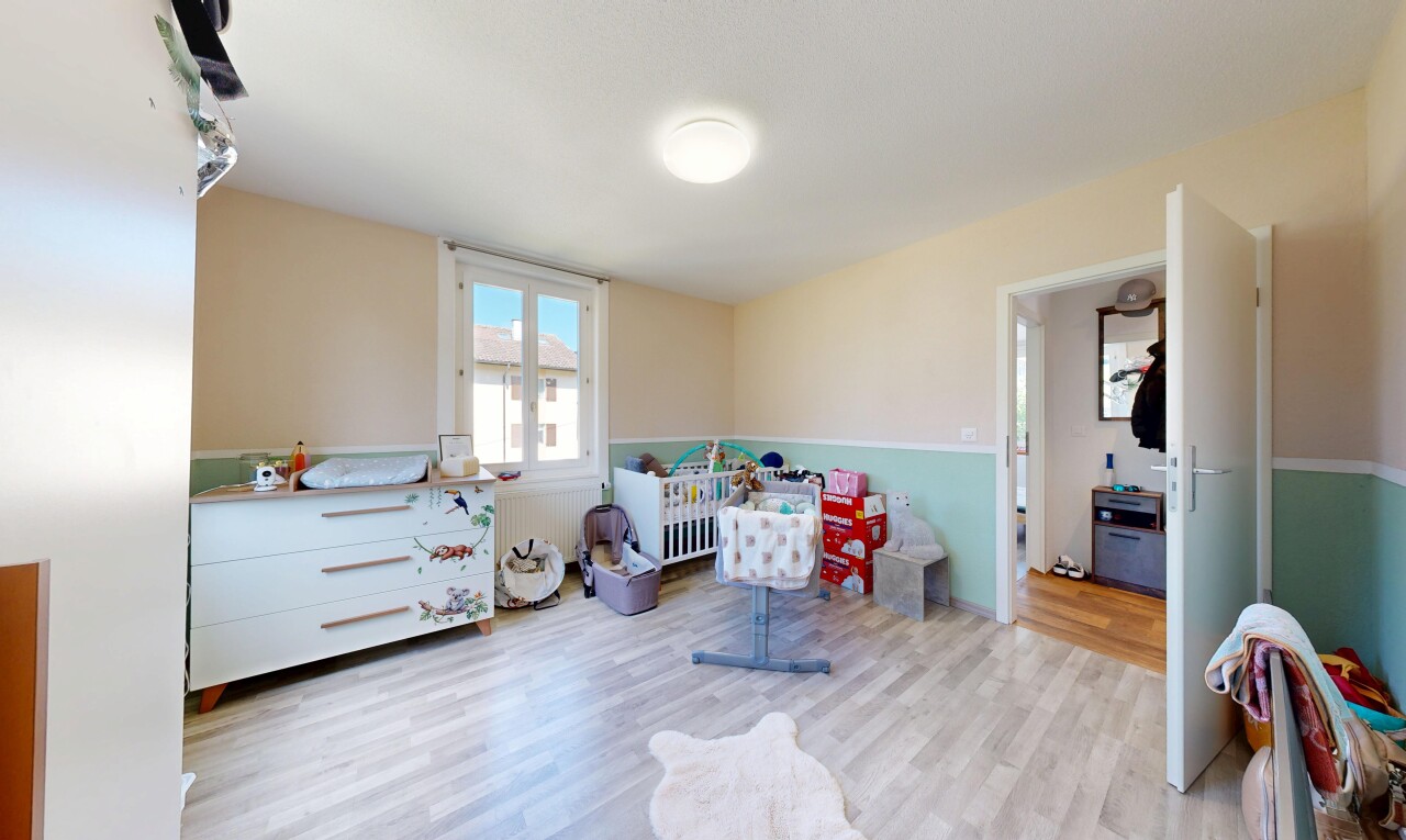chambre avec sol en finition bois, wood finish floor, cloison sèche, drywall, et inside property