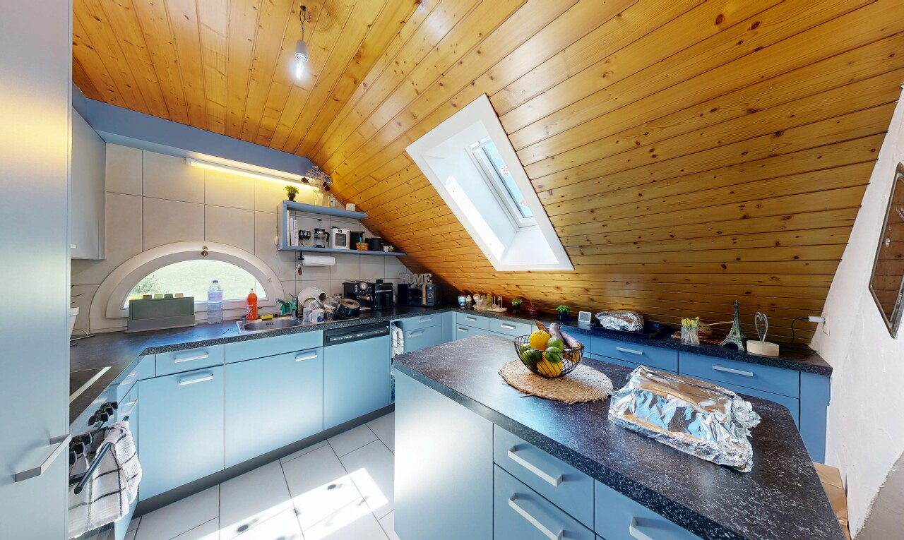 cuisine avec plans de travail, dark countertops, puits de lumière, étagères ouvertes, et open shelves