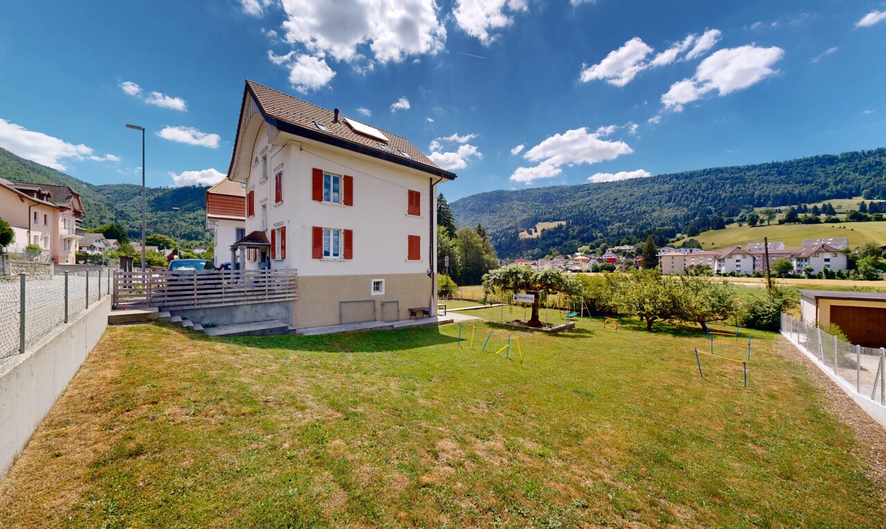 façade avec clôture, mountain view, vue sur la montagne, from property, et pelouse