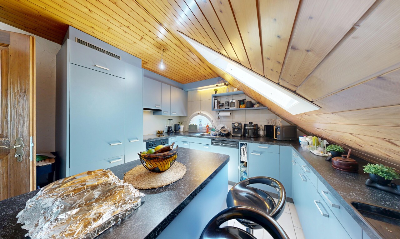 cuisine avec plans de travail, dark countertops, plafond en bois, wood ceiling, et inside property