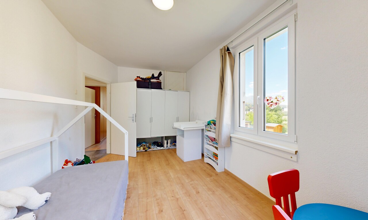 chambre avec lumière naturelle, natural light, inside property, light floor, et sol en finition bois