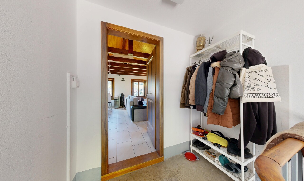 dressing avec moquette, carpet, plafond à poutres, et beamed ceiling