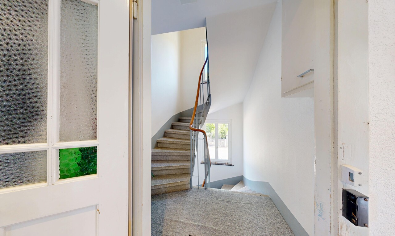 escaliers avec escaliers, inside property, cloison sèche, drywall, et lumière naturelle