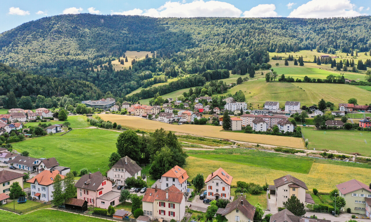 vue sur la montagne avec day time, aerial view, residential view, vue résidentielle, et vue sur la forêt