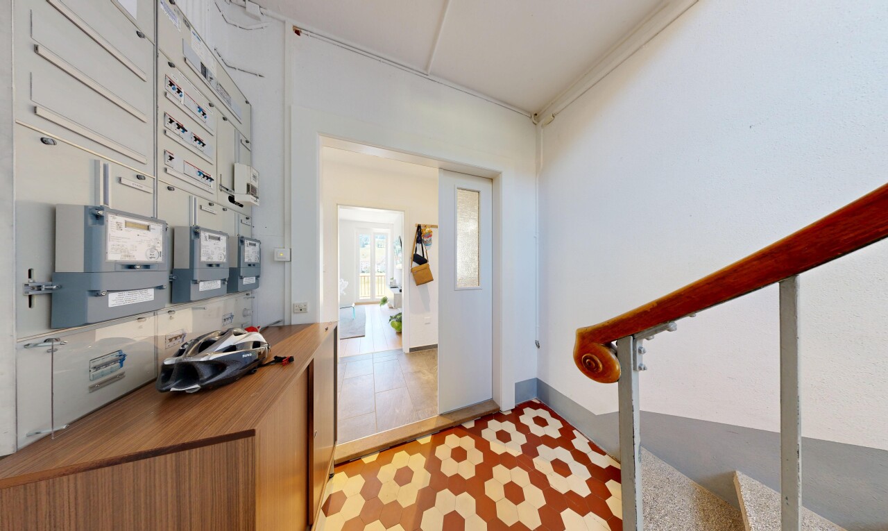 couloir avec inside property, light floor, cloison sèche, drywall, et lumière naturelle