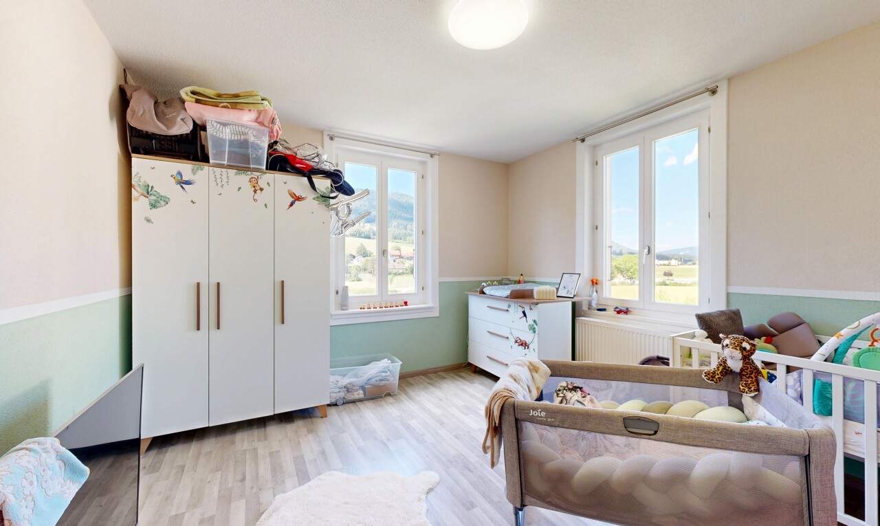 chambre avec day time, sol en finition bois, wood finish floor, cloison sèche, et drywall