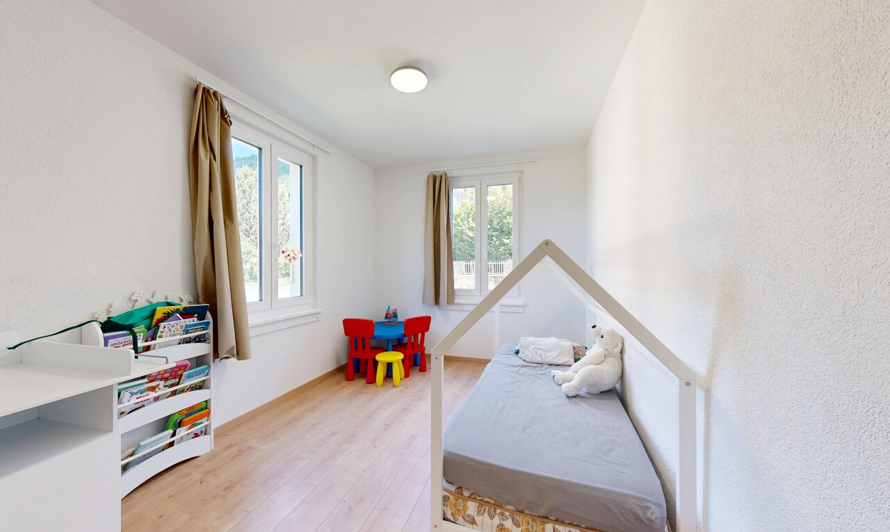 chambre avec sol en finition bois, wood finish floor, inside property, lumière naturelle, et natural light