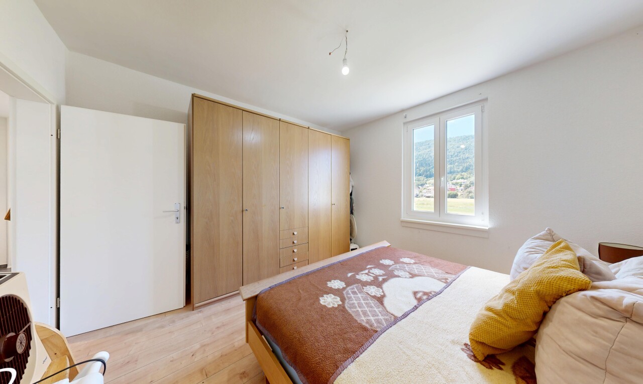 chambre avec sol en finition bois, wood finish floor, lumière naturelle, natural light, et inside property