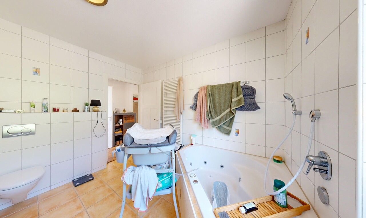 salle de bains avec bain, salle de bain complète, inside property, mur en carrelage, et tile wall