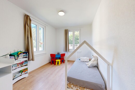 chambre avec sol en finition bois, wood finish floor, inside property, lumière naturelle, et natural light