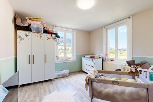 chambre avec day time, sol en finition bois, wood finish floor, cloison sèche, et drywall