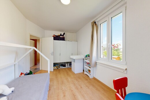 chambre avec lumière naturelle, natural light, inside property, light floor, et sol en finition bois