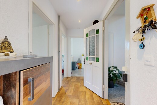 couloir avec sol en finition bois, wood finish floor, inside property, éclairage encastré, et recessed lighting