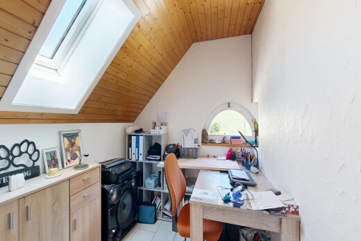 bureau avec plafond en bois, wood ceiling, lumière naturelle, natural light, et inside property