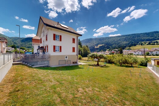 façade avec clôture, mountain view, vue sur la montagne, from property, et pelouse