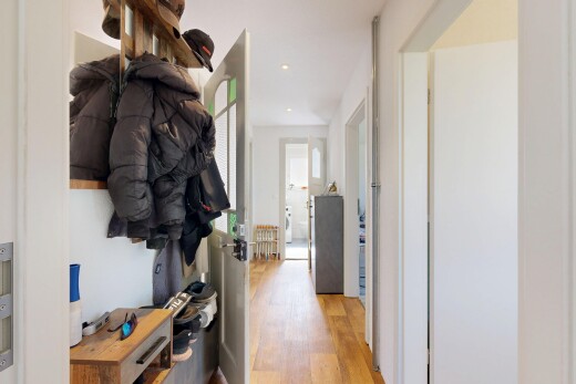couloir avec sol en finition bois, wood finish floor, inside property, light floor, et lumière naturelle