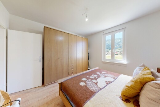 chambre avec sol en finition bois, wood finish floor, lumière naturelle, natural light, et inside property