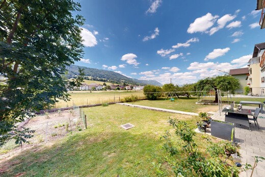 jardin avec aire de jeux, pelouse, day time, vue sur la montagne, et mountain view