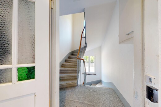 escaliers avec escaliers, inside property, cloison sèche, drywall, et lumière naturelle