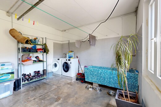buanderie avec sol en béton, concrete floor, unfinished concrete floor, inside property, et lave-linge et sèche-linge séparés