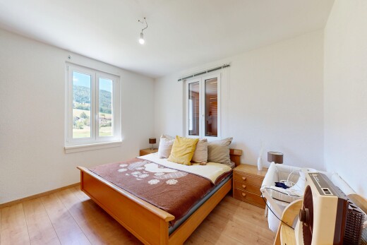 chambre avec inside property, sol en finition bois, wood finish floor, cloison sèche, et drywall