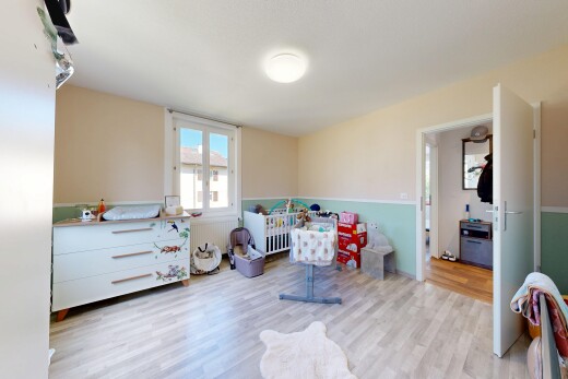 chambre avec sol en finition bois, wood finish floor, cloison sèche, drywall, et inside property
