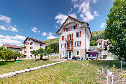 façade avec clôture, day time, terrasse, pelouse, et aire de jeux